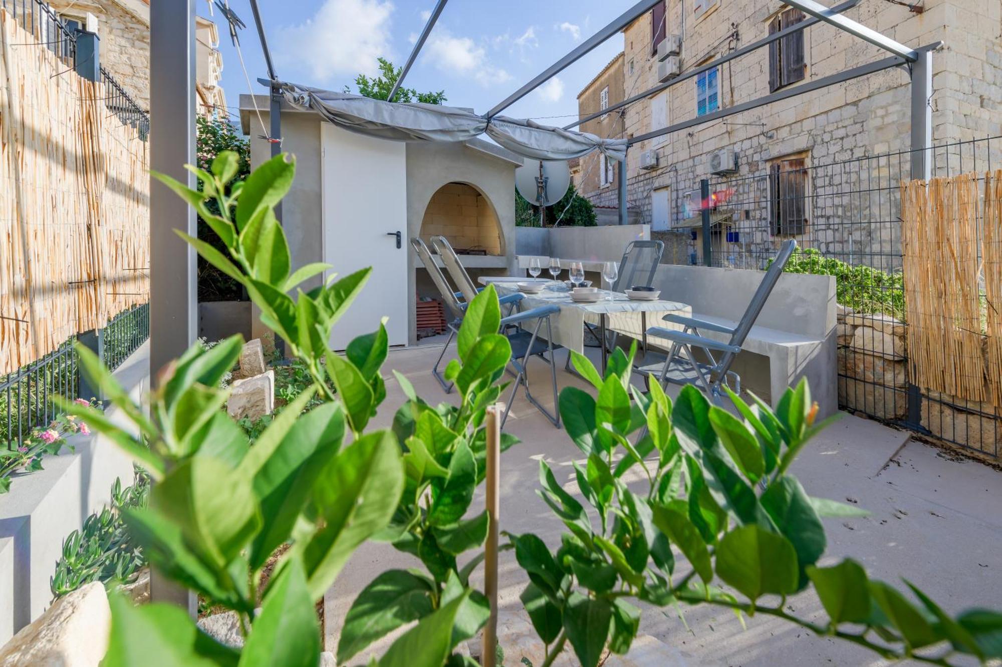 Tiny Secret House Apartment Komiža Екстериор снимка