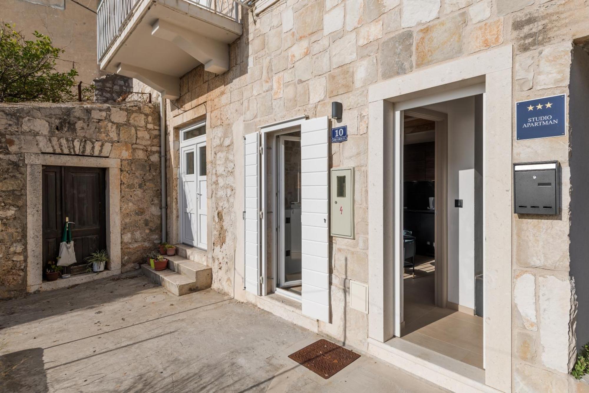 Tiny Secret House Apartment Komiža Екстериор снимка
